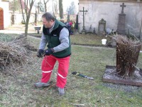 /album/fotogalerie-dobrovolna-akce-jarni-uklid-kolem-svarovskeho-kostela-sv-lukase/brigada-21-3-2015-kostel-svarov-013-jpg1/